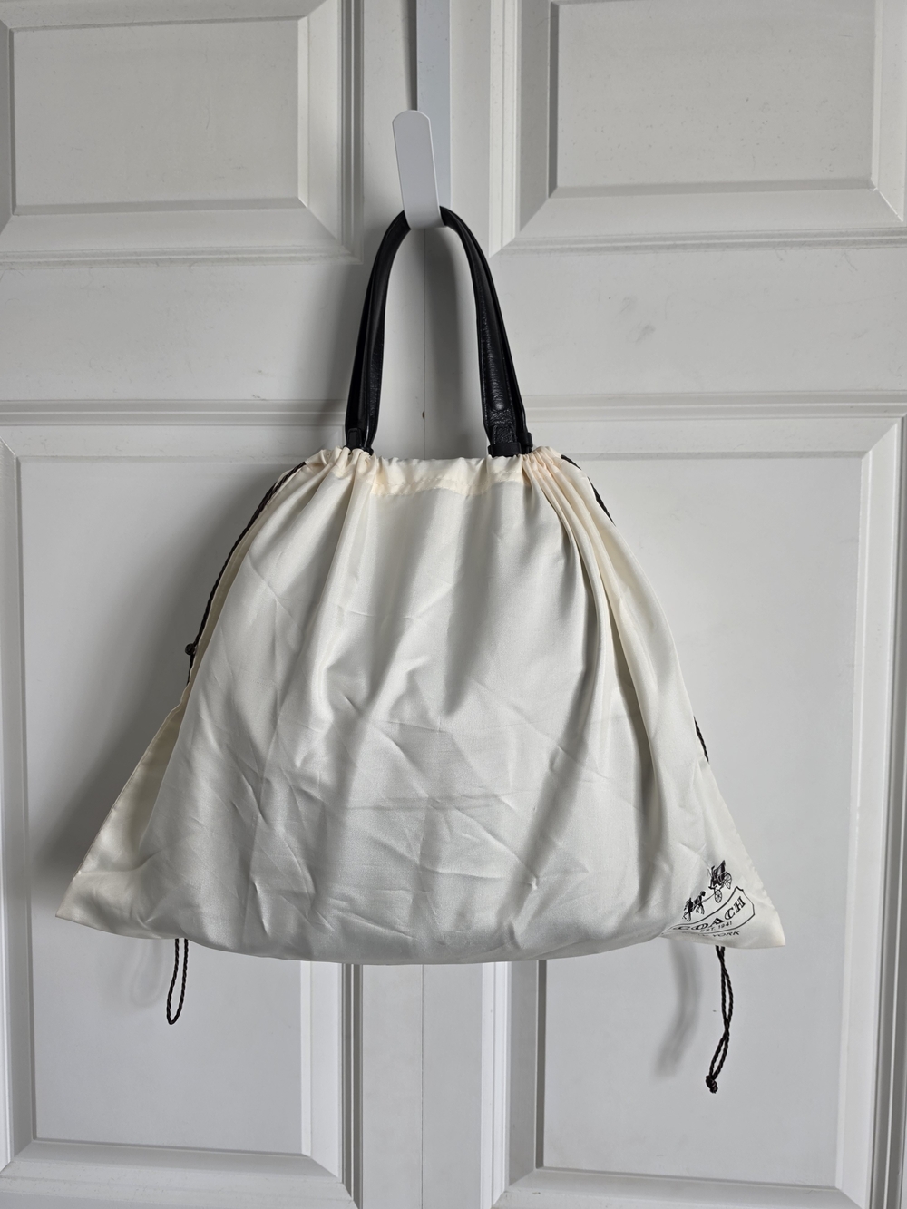 Coach Black Leather Shoulder Bag with Gold Hardware and dust cover like new - Picture 10 of 11